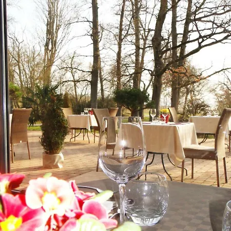 Le Château De Camille Couette-café 4*